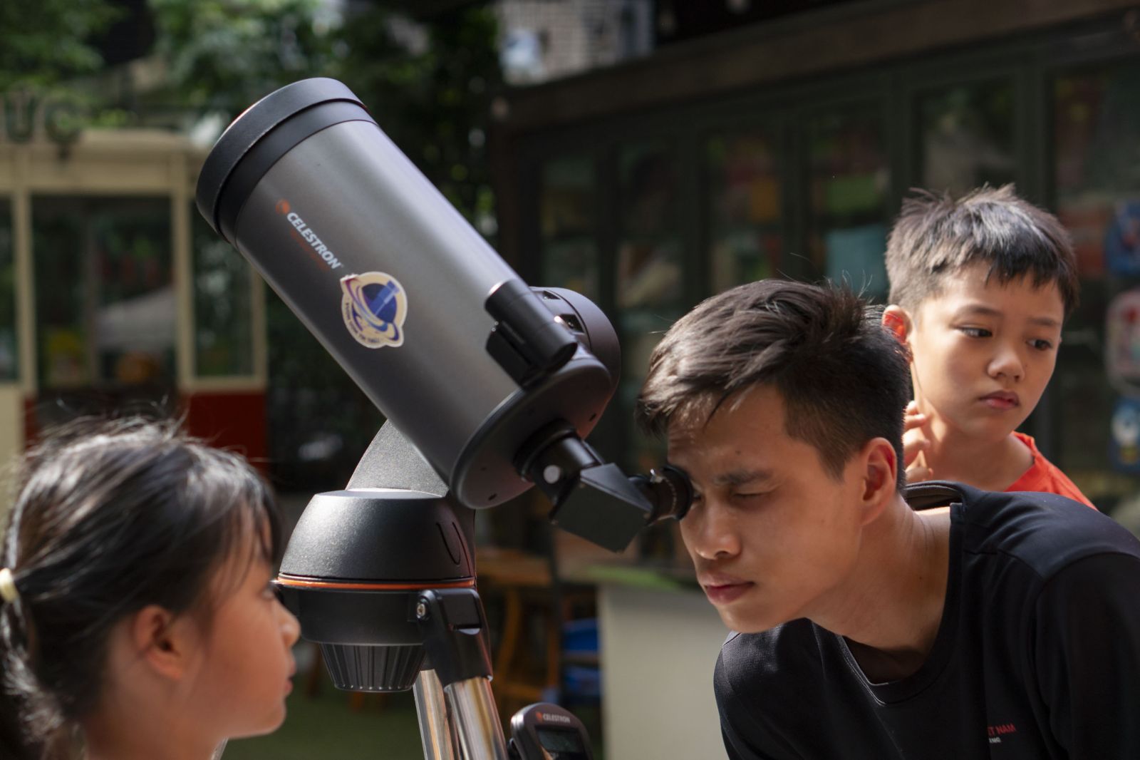 Cho đến ngày nay, tìm hiểu và khám phá về thiên văn học cùng những bí ẩn về vũ trụ bao la vẫn thôi thúc sự tò mò và niềm đam mê của rất nhiều người.